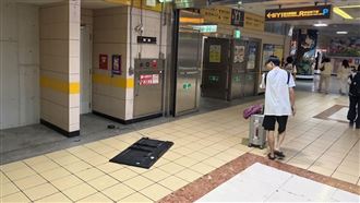 台北地下街脫序砸電視！下秒衝馬路推機車