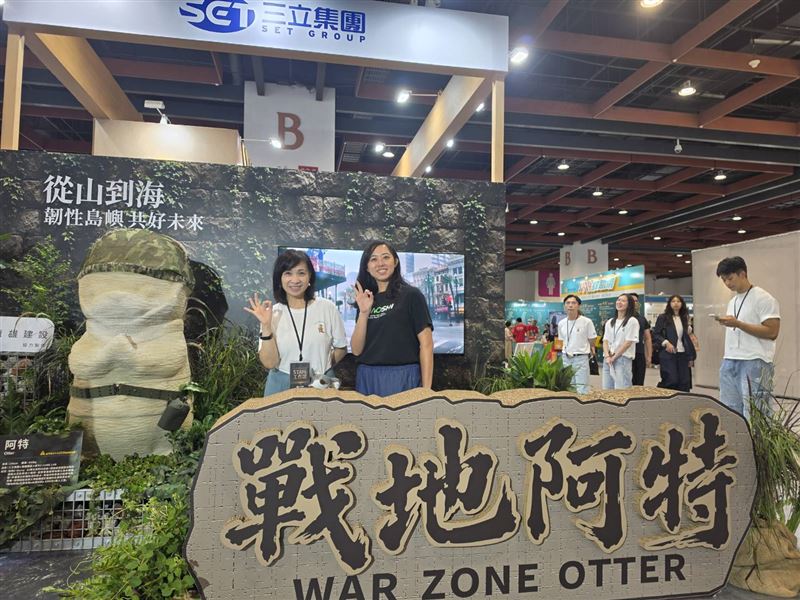 三立永續辦公室副執行長王若庭(左)與好食好事基金會執行長林薇真共同在展區3D列印水獺旁合影