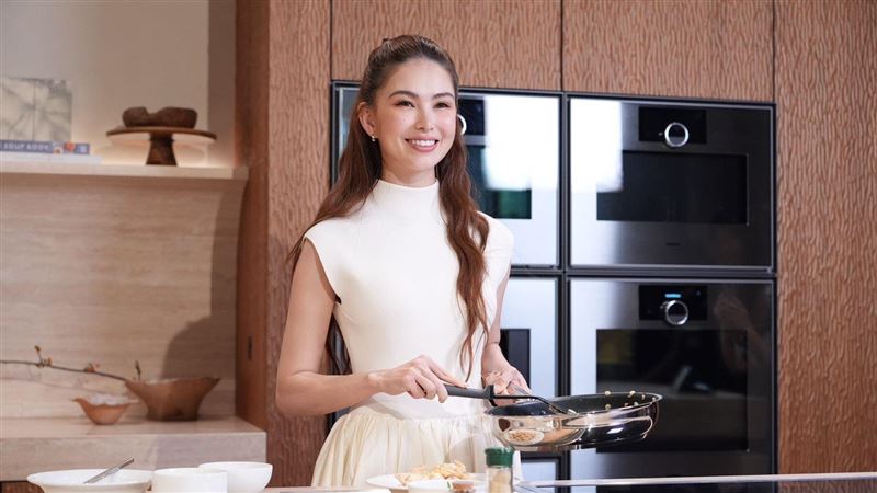 直擊／昆凌親下廚　示範周杰倫最愛奶油雞