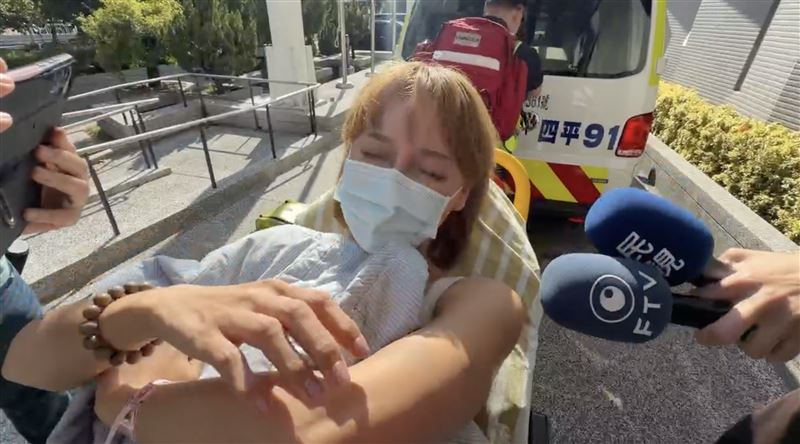 李沛綾製作筆錄時因情緒崩潰,警方立即通知救護車到場將其送醫。(圖/翻攝畫面)