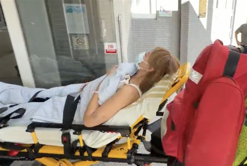 李沛綾遭前夫家暴,前往警局製作筆錄期間,因情緒激動、換氣過度先行送醫。(圖/翻攝畫面)