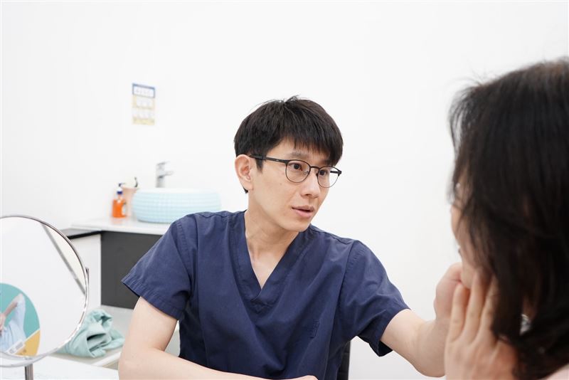 張簡宏暐醫師認為,處理毛孔、痘疤與整體膚質時,第一步不是先選療程,而是先拆解原因。(圖/維格皮膚科診所提供)