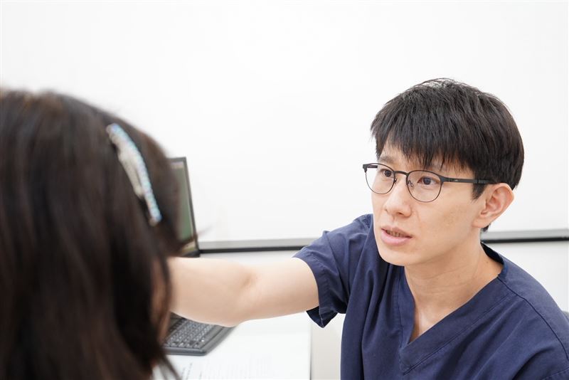 張簡宏暐醫師認為,處理毛孔、痘疤與整體膚質時,第一步不是先選療程,而是先拆解原因。(圖/維格皮膚科診所提供)