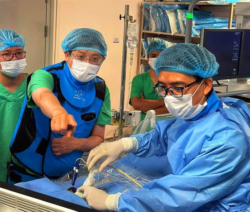 台大名醫黃凱文醫師(左2)長年累積的微創介入腫瘤治療經驗，成為突破困境的重要關鍵。&nbsp;（圖／黃凱文醫師提供）