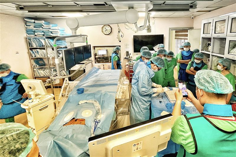 台灣之光！台大名醫黃凱文跨海越南救戰爭英雄　「奈米刀」攻克高難度深層腫瘤。（圖／黃凱文醫師提供）