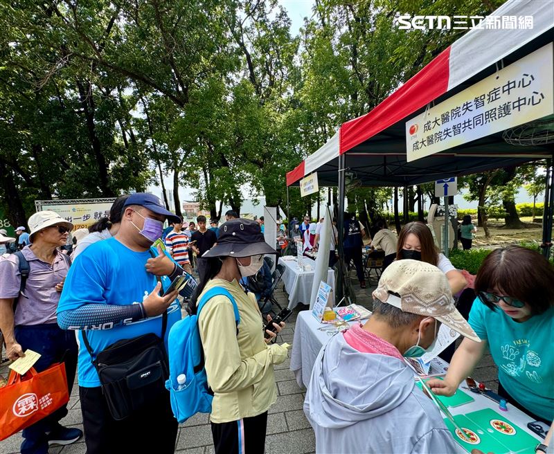響應國際失智症月!成大醫院平實公園辦健走,籲民眾守護腦健康。(圖/成大醫院提供)