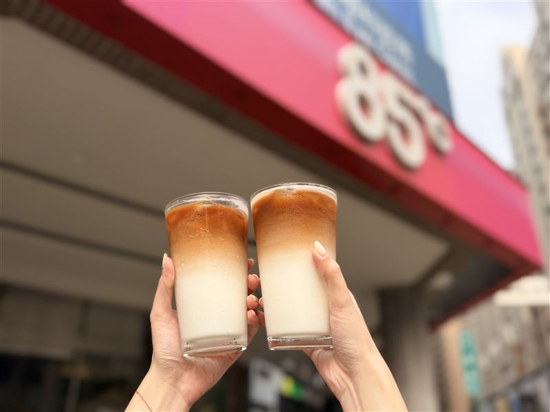 85℃推出教師節限定咖啡優惠,9/28教師節當天10:00至22:00限時12小時,大杯咖啡系列第二杯35折。(圖/品牌業者提供)