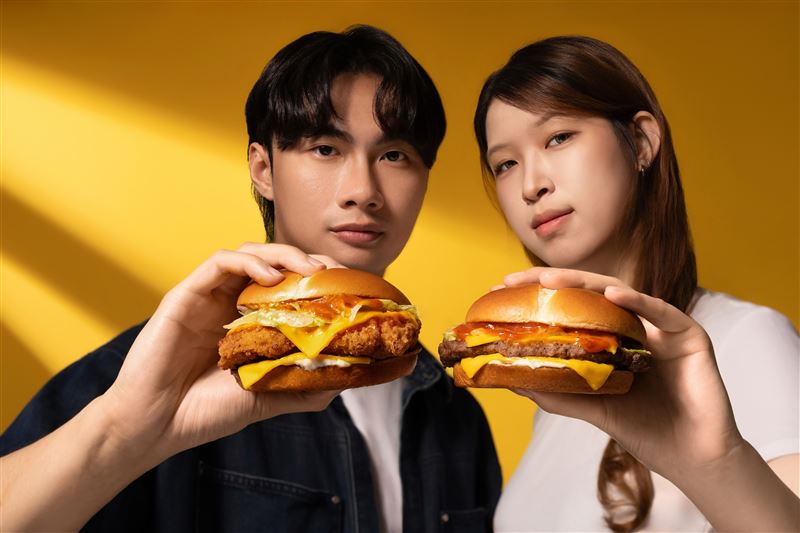 麥當勞自9月23日起至10月20日(或售完為止)推出全新「正宗韓式辣醬鷄腿堡」與「正宗韓式辣醬四盎司牛肉堡」。(圖/品牌業者提供)
