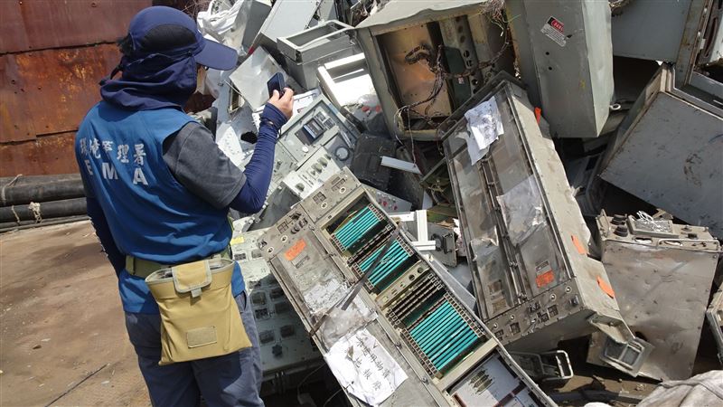 檢廉與憲兵隊等單位前往現場勘查國軍標售的廢鋼鐵。(圖/檢方提供)