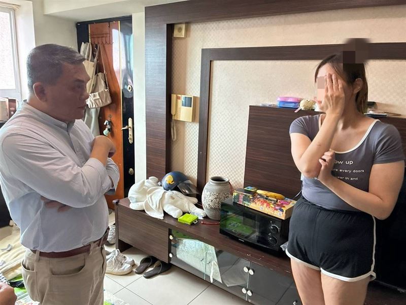 她馬桶驚險產女!可憐28歲單親媽幾乎全盲,淚問上蒼「我們母女明天在哪裡?」。(圖/翻攝自《愛的延續》公益協會臉書)