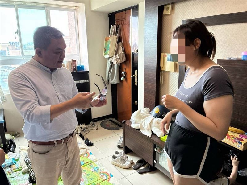 她馬桶驚險產女!可憐28歲單親媽幾乎全盲,淚問上蒼「我們母女明天在哪裡?」。(圖/翻攝自《愛的延續》公益協會臉書)