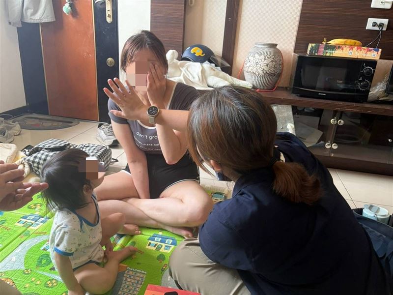 她馬桶驚險產女!可憐28歲單親媽幾乎全盲,淚問上蒼「我們母女明天在哪裡?」。(圖/翻攝自《愛的延續》公益協會臉書)
