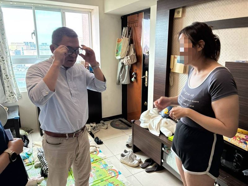 她馬桶驚險產女!可憐28歲單親媽幾乎全盲,淚問上蒼「我們母女明天在哪裡?」。(圖/翻攝自《愛的延續》公益協會臉書)
