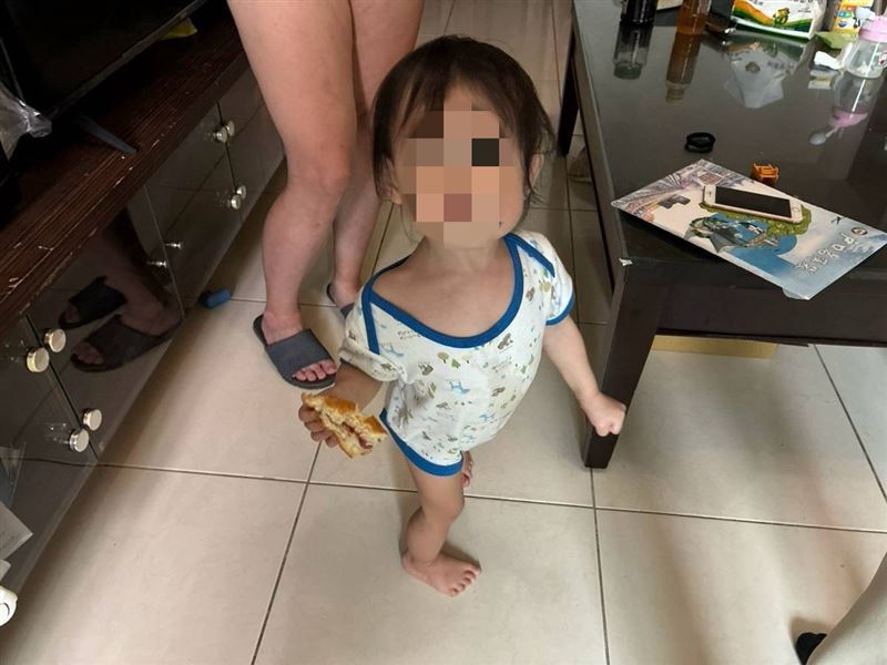 她馬桶驚險產女!可憐28歲單親媽幾乎全盲,淚問上蒼「我們母女明天在哪裡?」。(圖/翻攝自《愛的延續》公益協會臉書)
