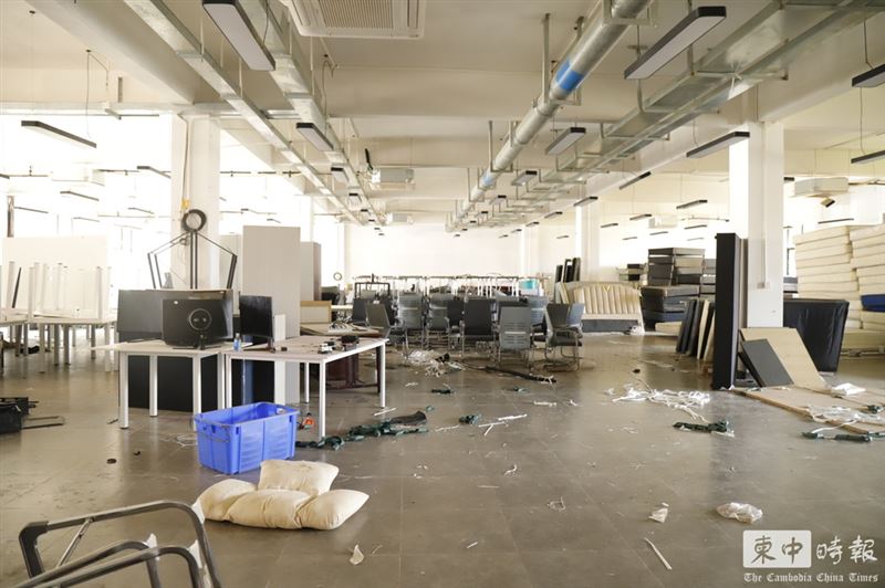 目前園區已全面停擺,現場呈現一片空曠,多處辦公室物品散落。(圖/翻攝自柬中時報)