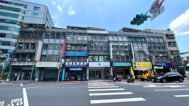 「南港玉成段公辦都市更新案」今日完成招商簽約,成為7599專案在南港產專區首件完成簽約案件,基地內原為屋齡超過55年的老舊住宅,原住戶130戶,今由台北市張溫德代表與國泰、三井簽約。(圖/台北住都中心提供)