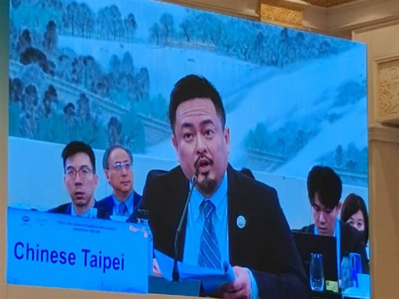 洪申翰在APEC人力資源會議發言摘要與重點如下:「面對快速變動的勞動市場、人口型態與科技創新,勞工的權利和社會保障都應該與時俱進。職場制度的精進和彈性,可以讓育兒勞工得到支持,進而有更穩定的就業機會與經濟安全。(圖/勞動部提供)