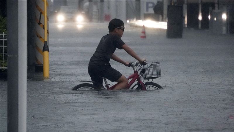 颱風杜鵑衝擊日本　大街泡滿水、房屋倒塌