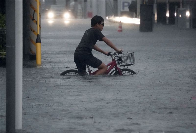 杜鵑颱風的雨勢導致大面積淹水,一些街道寸步難行。(圖/路透社/達志影像)