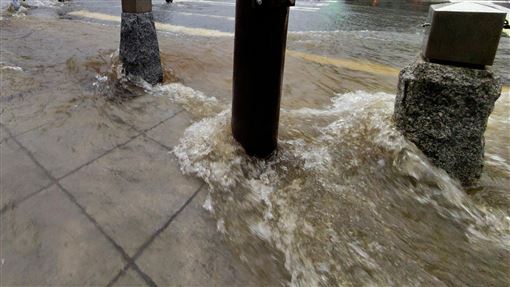 颱風雨襲鎌倉　站前成泥河路人跌倒難站起