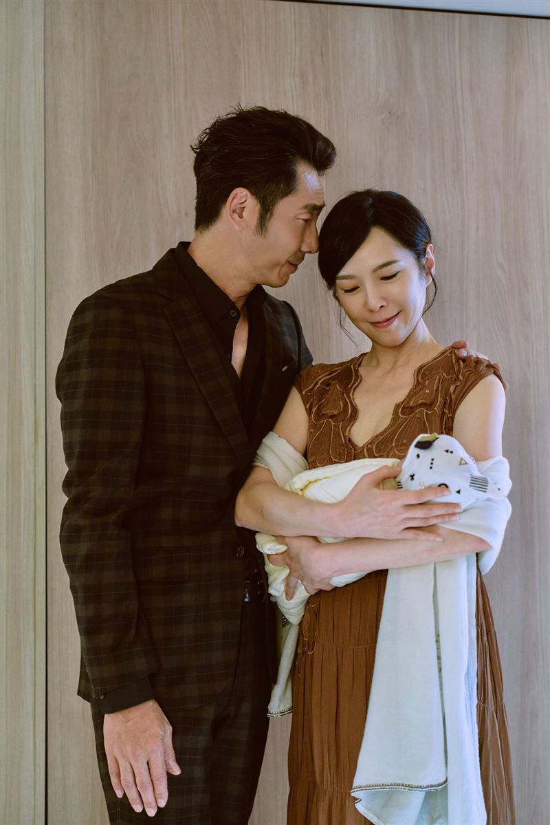 黑道夫妻檔的天心(圖右)、李李仁(圖左)兩人用盡心思求子。(圖/文策院、四方四隅提供)