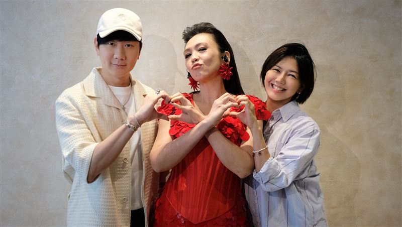 林俊傑(左)、孫燕姿(右)朝聖陳潔儀(中)演唱會。(圖/翻攝自孫燕姿IG)
