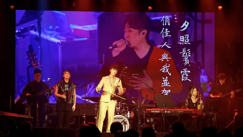 艾成「現身」大螢幕　朱芸編1舉動超催淚