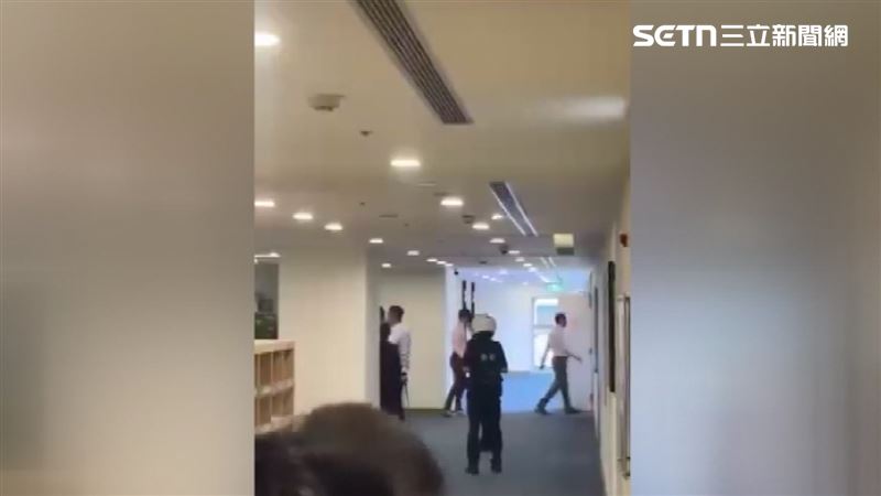 台北富邦人壽辦公室,爆發男子闖入砍傷員工事件。(圖/翻攝畫面)