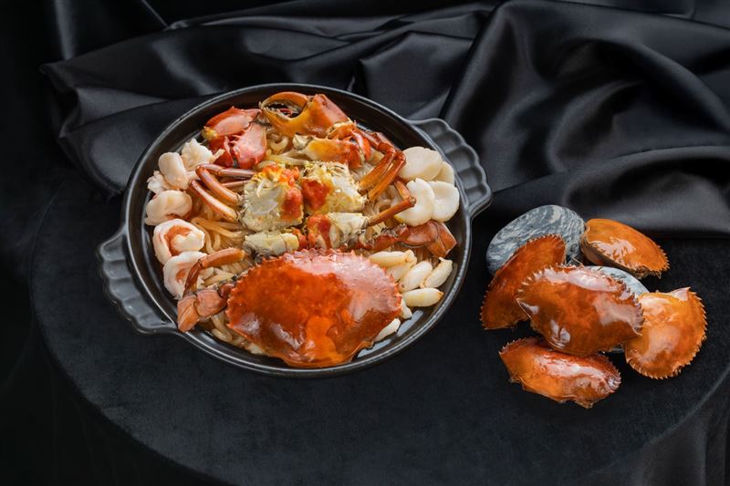 高雄日航酒店推出期間限定「秋蟹季」。此為桃泉中餐廳-紅蟳煨紅薯粉條。(圖/業者提供)