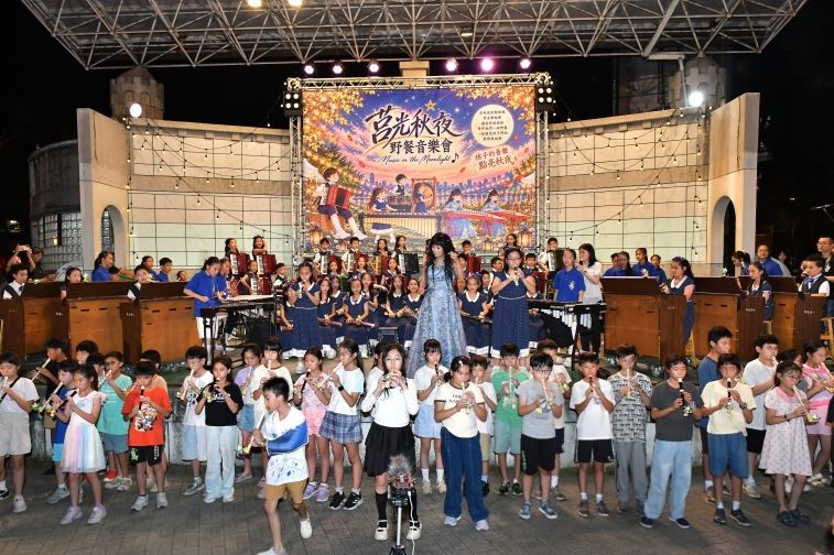 指揮陳黎君帶領全場共同吹奏壓軸曲幻化成風。(圖/板橋莒光國小提供)