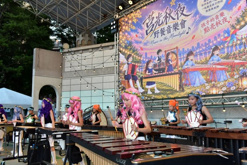 美人魚裝扮打造溫馨浪漫音樂盛宴。(圖/板橋莒光國小提供)