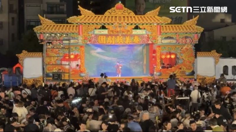 今(21)日現場席開數百桌、多達 2700 人齊聚大啖澎湃手路菜,周邊看戲與逛街人潮破萬,全天總流動人次高達 2 萬 5000 人,最高峰時現場同時擠進 1 萬 3000 人,氣氛沸騰。(圖/翻攝畫面)