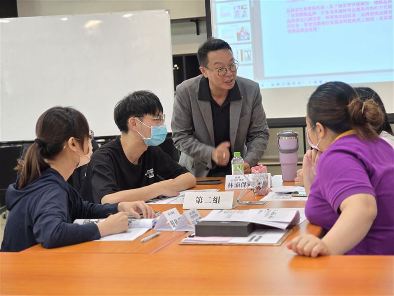 開波行銷創意總監金冠賢走入課程與工作坊,與學員面對面熱絡討論,傾囊相授影像企劃思維與品牌行銷實戰經驗。(圖/翻攝畫面)
