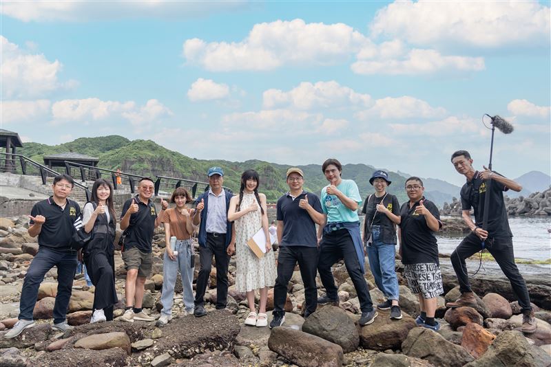 開波行銷團隊前往海岸出外景拍攝,與合作單位及幕前幕後人員在海濱合影,展現面對各類大型專案與外景實戰的專業執行力。(圖/翻攝畫面)