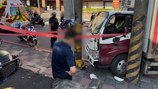 毒駕男開小貨車送酒　半路失控撞斷電線桿