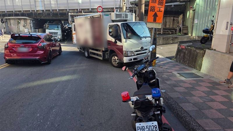 警方獲報到場。(圖/翻攝畫面)