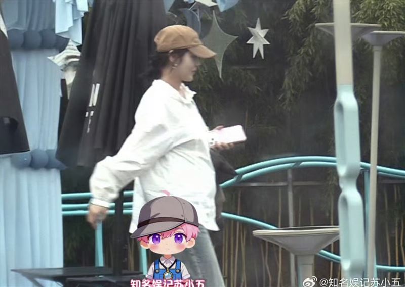 張佳寧小腹微凸飄孕味。(圖/翻攝自微博)