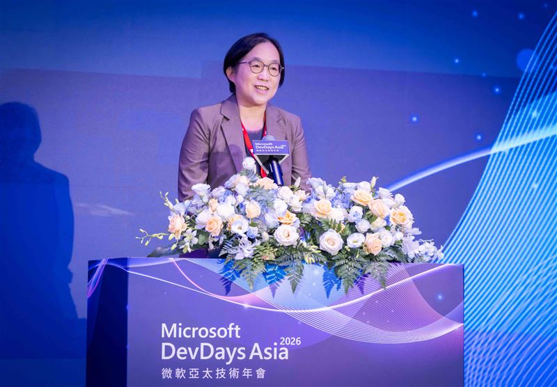 微軟DevDays技術年會揭曉Agentic AI新戰略。隨Copilot全球付費席次飆破3,000萬，AI正式從單一輔助晉升企業協作大腦。微軟攜手台灣產官學建構生態系，在這場百萬級的AI落地戰局中，台系供應鏈挾軟硬整合實力搶吃資安與客製化商機，拚打造下一波獲利引擎。（圖／微軟提供）
