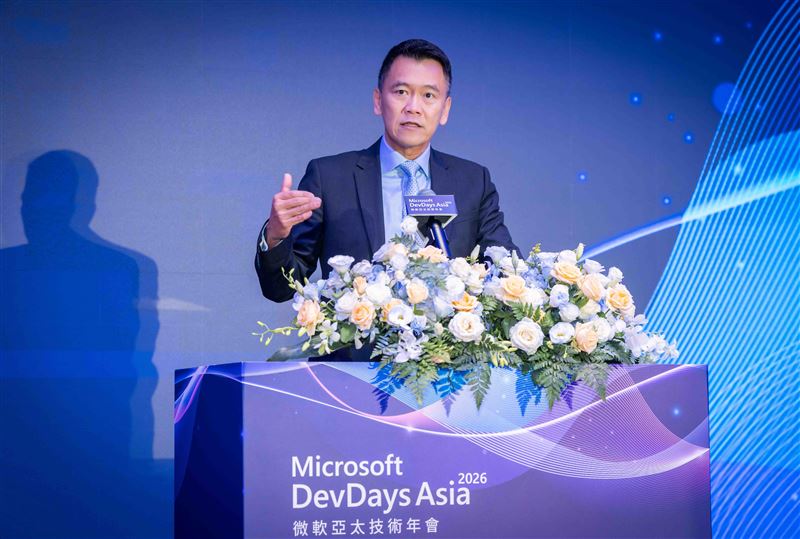 微軟DevDays技術年會揭曉Agentic AI新戰略。隨Copilot全球付費席次飆破3,000萬，AI正式從單一輔助晉升企業協作大腦。微軟攜手台灣產官學建構生態系，在這場百萬級的AI落地戰局中，台系供應鏈挾軟硬整合實力搶吃資安與客製化商機，拚打造下一波獲利引擎。（圖／微軟提供）