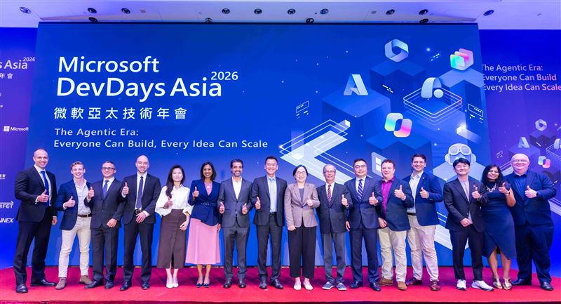 微軟DevDays技術年會揭曉Agentic AI新戰略。隨Copilot全球付費席次飆破3,000萬，AI正式從單一輔助晉升企業協作大腦。微軟攜手台灣產官學建構生態系，在這場百萬級的AI落地戰局中，台系供應鏈挾軟硬整合實力搶吃資安與客製化商機，拚打造下一波獲利引擎。（圖／微軟提供）