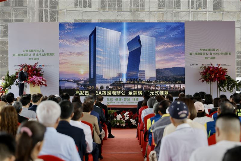 「左營高鐵科技之心商三A、B土地公辦都更案」動土典禮現場,主舞台大型螢幕同步亮相未來完工後的複合摩天大樓與6A級國際辦公室模擬外觀示意圖,吸引滿場貴賓與民眾矚目。(圖/翻攝畫面)