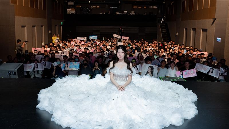 南珉貞披婚紗辦見面會　淚崩首唱中文單曲