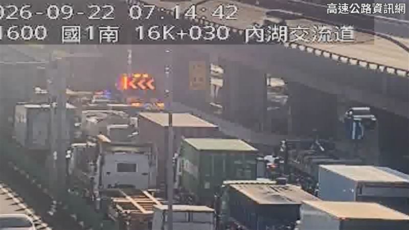 新／國1東湖段4車追撞　回堵逾5公里紫爆