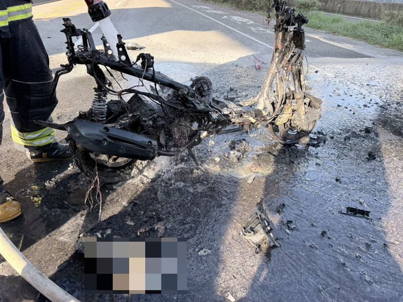 騎士左轉與直行的大貨車發生事故，摩托車起火燃燒。（圖／翻攝畫面）