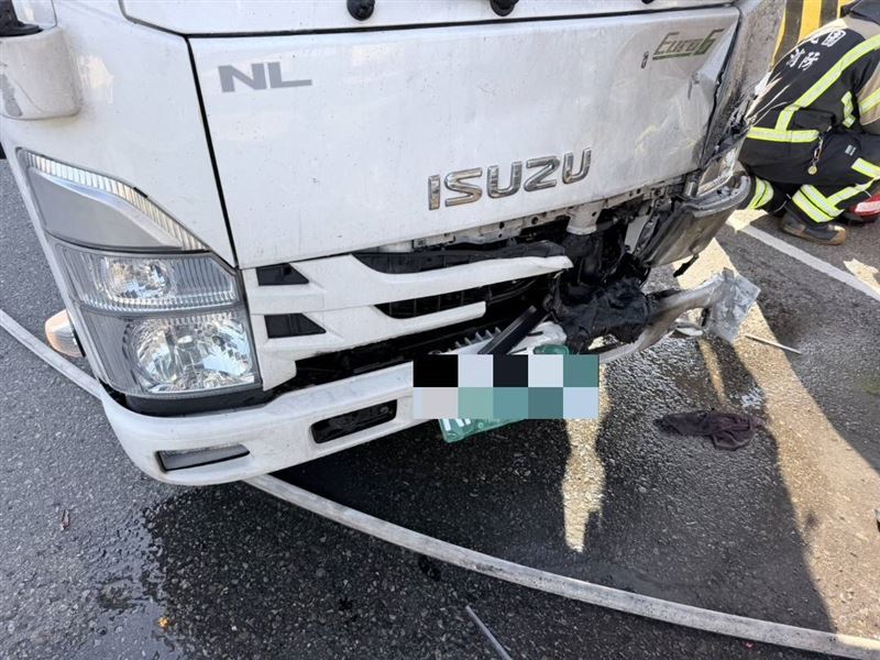 大貨車車頭也有火燒的痕跡。（圖／翻攝畫面）