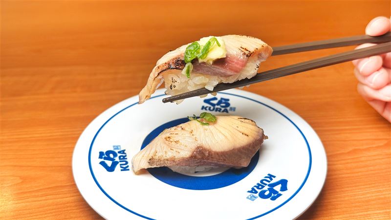 香氣亮點「日本直送 炙烤奶油鰤魚」,軟嫩鰤魚搭配奶油炙烤,交融出誘人焦香。(圖/藏壽司提供)