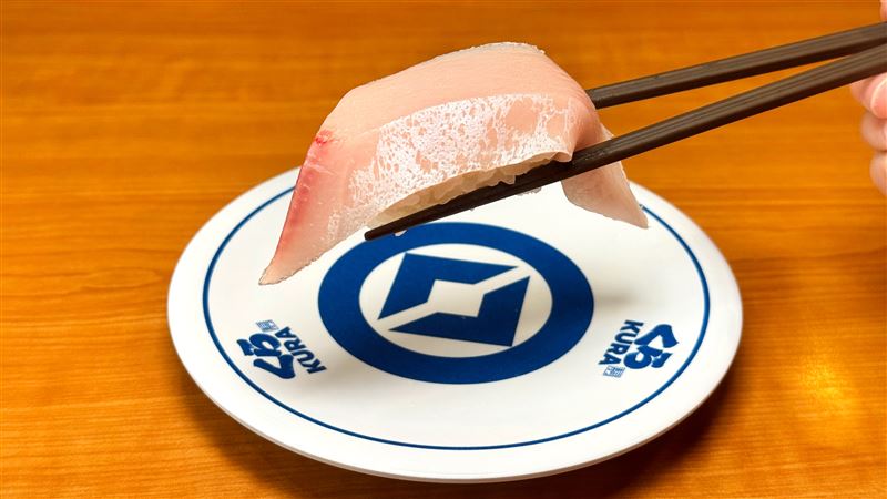 奢華推薦「日本直送 愛媛縣產蜜柑鰤魚脂」,入口滑順肥美,透出清新果韻。(圖/藏壽司提供)