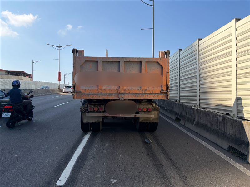 台北市中山區大直橋今(22日)上午一輛砂石車於變換車道時不慎和女騎士發生擦撞。(圖/翻攝畫面)