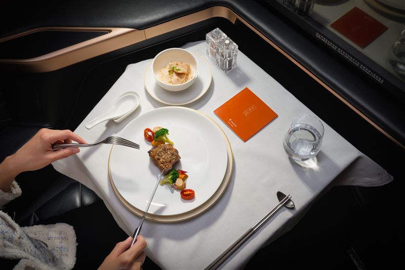 星宇航空台北出發長程航線餐點持續與米其林一星《元紀．台灣菜》合作，10月1日起換秋冬菜色。（圖／星宇航空提供）