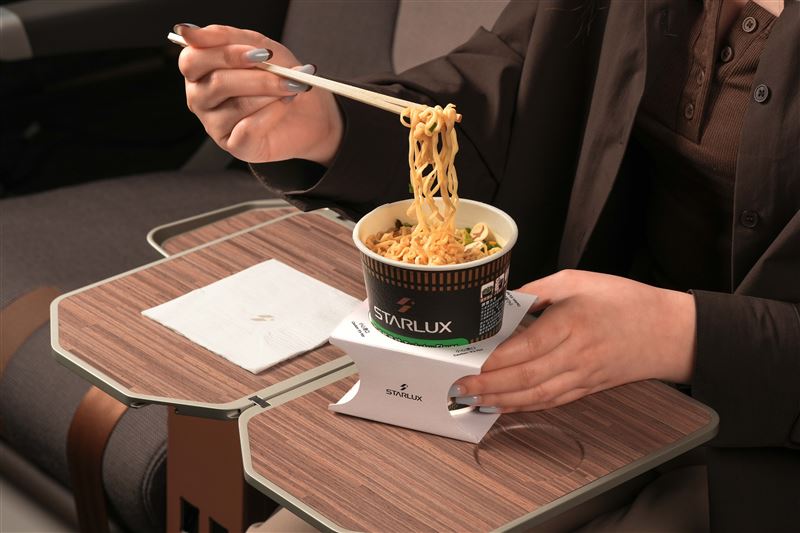 星宇航空與日清食品聯名推出日式經典豚骨味杯麵，凡搭乘8小時以上長程航班的豪華經濟艙、商務艙及頭等艙旅客可享用。（圖／星宇航空提供）